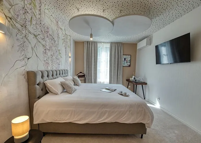 La Nuit Au Quai De Luxe Petit Meslier * Troyes